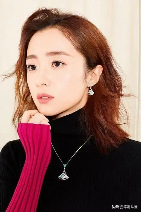 长相甜美胡冰卿,首饰服装搭配一流,古装造型与现代同样出色|耳环|耳饰