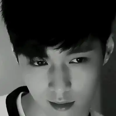 张艺兴 深沉 黑白色 经典 微笑