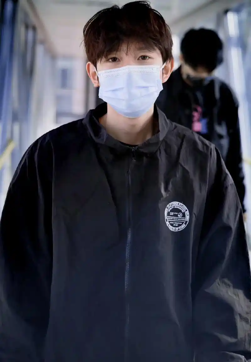 王源戴口罩,是因为抽了华子吗?[偷笑]