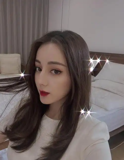 长歌牌小可爱已上线:迪丽热巴最新自拍