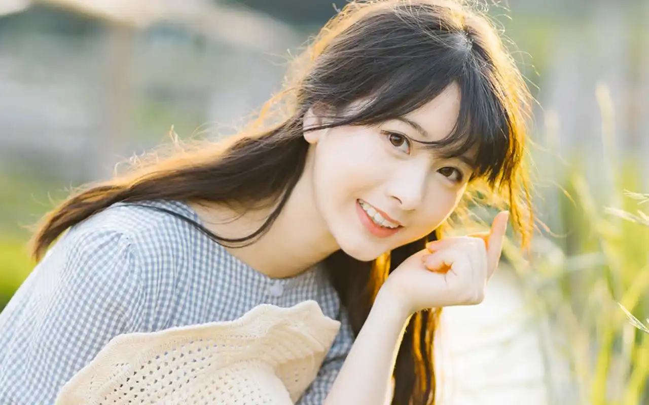 清纯美女户外养眼写真图片电脑壁纸