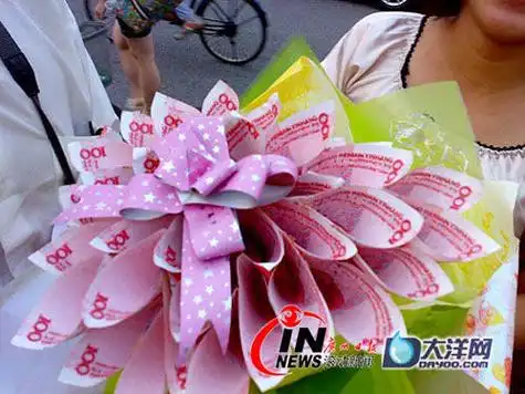 大四男生用36张百元钞票扎纸花被批炫富(图)