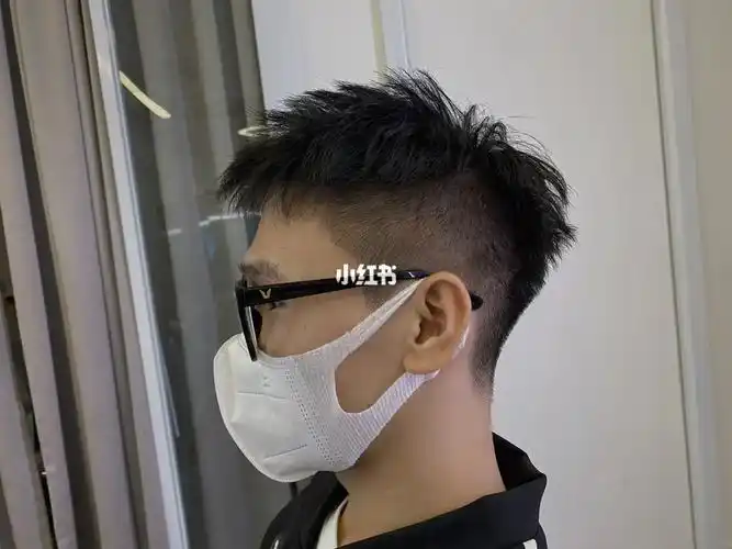 男生短发立体前刺 男生碎盖烫