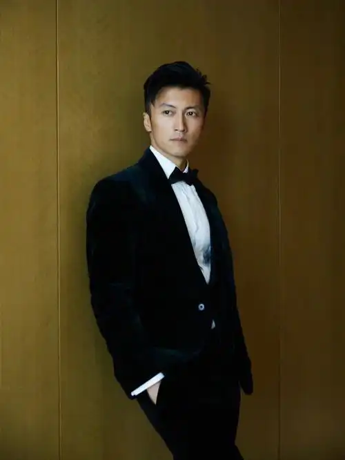 谢霆锋 今日份出席金鸡奖活动造型~ 身穿黑色西装内搭白衬衫 整体干净