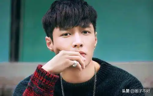 2012年张艺兴以当红组合exo成员出道,在组合里却是最不起眼的存在,还