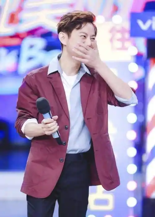 原创原创45岁何炅逆龄生长穿粉色毫无违和感青春洋溢像20岁阳光少年