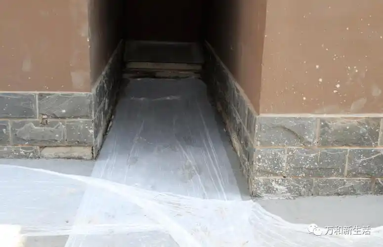 散水,指房屋外墙四周的勒脚处(室外地坪上)有一定坡度的片石砌筑物或