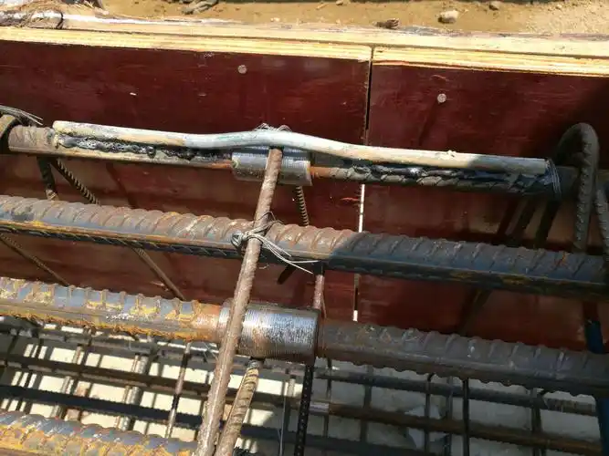 教师周转宿舍防雷接地系统中,基础地梁内对角四根主筋套筒连接处,使用