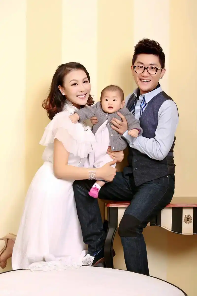 金志文携妻女登封面 全家福温情迎新年