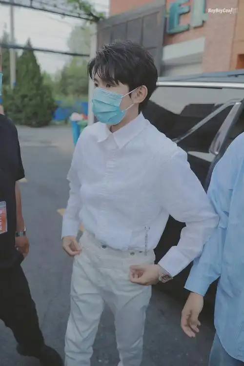 今日份新鲜的王源96 白衬衫造型清新帅气