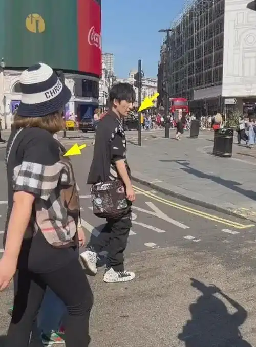 大张伟澳洲被偶遇妻子消瘦明显脚蹬8千元鞋子穿搭很另类