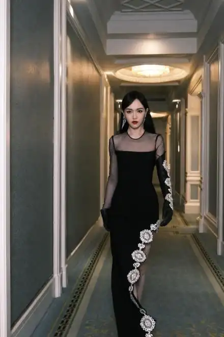 简介:唐嫣开叉长裙冷艳性感写真图片,分享一组唐嫣图片给大家,图中的