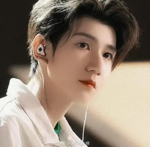 王源身上清冷干净的少年感真的好绝