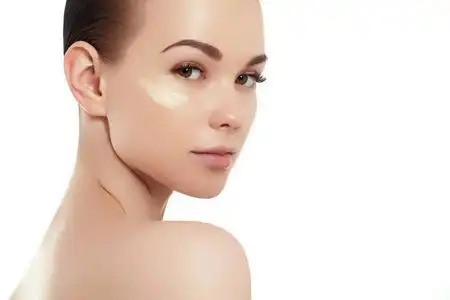 青年和皮肤护理概念.女性美容面部肖像在白色与健康皮肤隔离照片