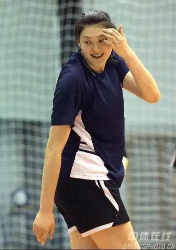 图文:女排备战总统杯 训练中的队员王一梅