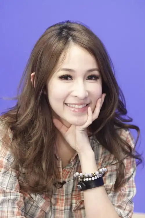 还说没有整容萧亚轩脸部表情僵硬皮笑肉不笑网民惊讶我的妈呀