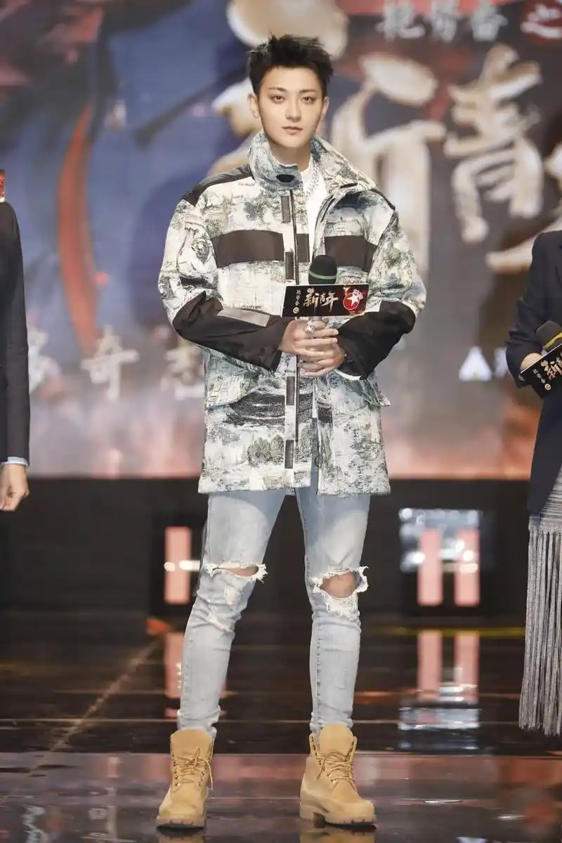 黄子韬终于换了发型,额头露出来更精神帅气,满满男人味