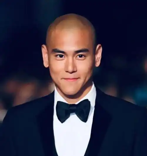 吴亦凡真的很懂,尽管光头造型