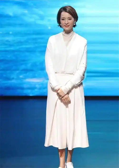 董卿素颜近照曝光,穿印花衫配红色包臀裙,生图看着依旧气质十足