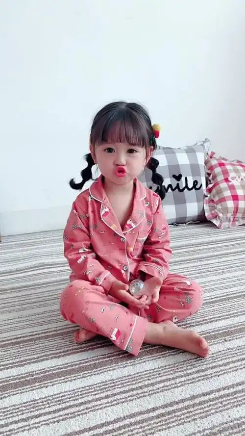 特别喜欢嘟嘴卖萌的小姑娘,看了是不是想生女儿了