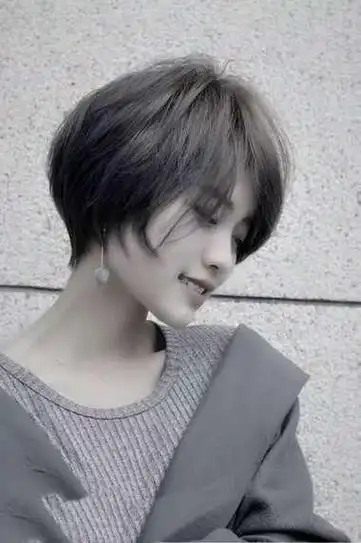 女生短头发梳中分时尚造型编织毛衣的女生短头发,棕色头发衬托着脸型