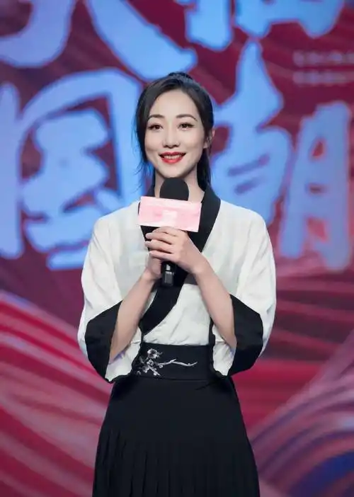 韩雪还是演古装剧吧,穿黑白撞色汉服梳高马尾,干净利落霸气十足_风格