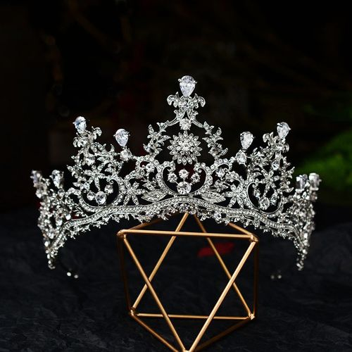 新娘皇冠头饰婚纱礼服饰品跟妆配饰奢华大气镶钻女王公主生日王冠