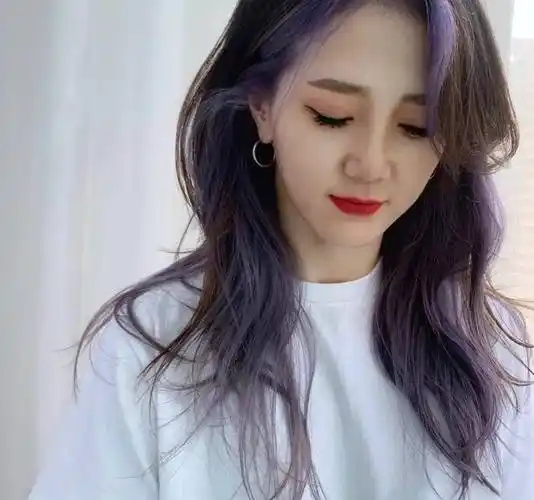 杨超越的"挂耳染"太好看了,低调也时髦,夏天想染发的女生必看_头发_造