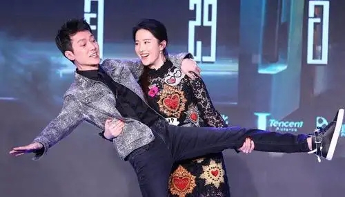 刘亦菲抱冯绍峰大展女汉子魄力冯绍峰根本h不住地