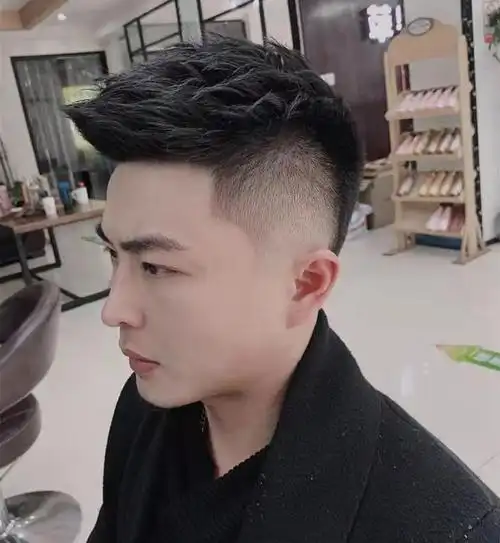 3,飞机头,也属于两边剪短中间打薄的发型类型,自然实用又利落,清爽