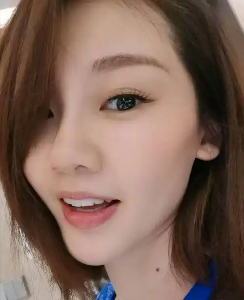 苗苗近况首露面,晒与郑恺同游照片,一家三口首次同框.