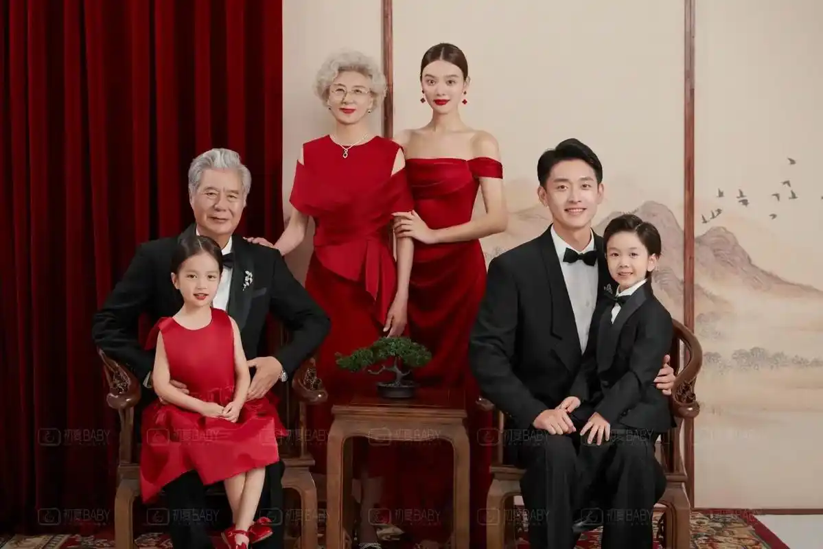 青岛儿童摄影全家福|三代同堂.最新主题 | 红色礼服全家福  - 抖音