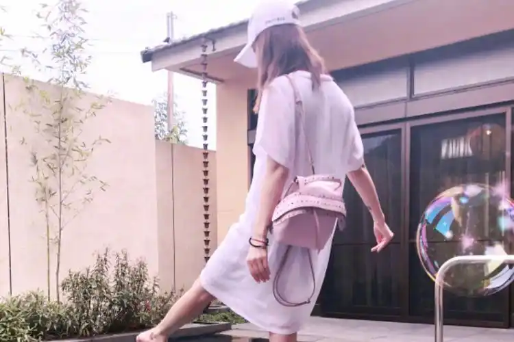 老公视角林心如晒美照玩背影杀巧遮肚不露正面被猜怀二胎