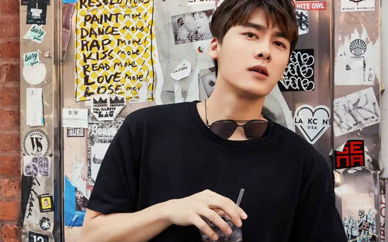 最新李易峰时尚街拍壁纸_超迷人的李易峰