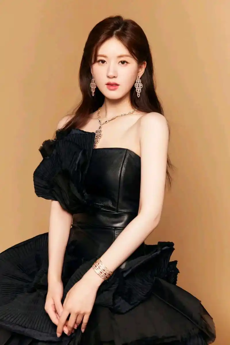 赵露思黑色抹胸礼服造型#娱乐大赏# #一眼沦陷# #惊艳瞬间