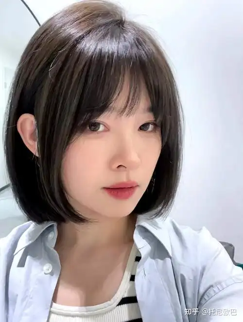 短发跟长发这两种款式的发型比起来哪一个更显年轻呢?