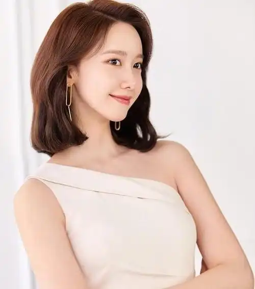 韩国女神林允儿花一般的纯净面孔不愧为少女时代的门面