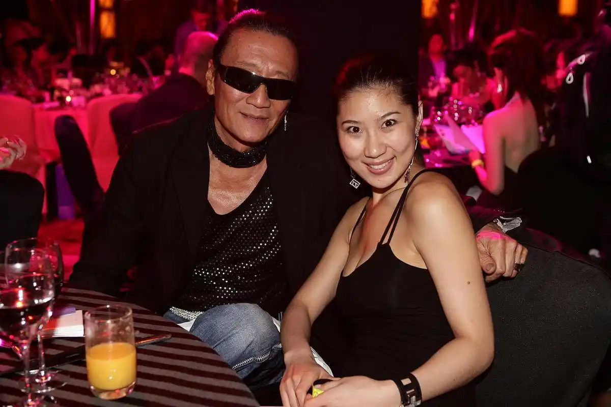 将2000万甩在32岁女友coco面前,结果分手没两年,谢贤就干了一件大事