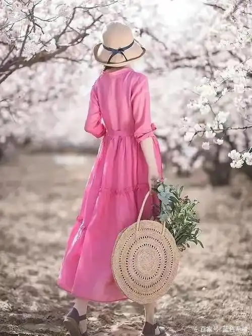 拍背影也要讲姿势阿姨们学会几个经典拍照姿势照片文艺又优雅