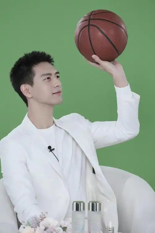 李现头发剪短了,超短发搭配一身白色西装,清爽又帅气!