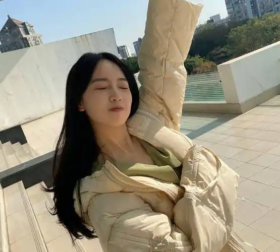 原创22岁的秦牛正威卸妆引发讨论自信女孩不需要浓妆和美颜