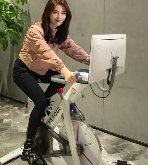 刘涛晒动感单车运动照时尚有活力 知性温婉__财经头条