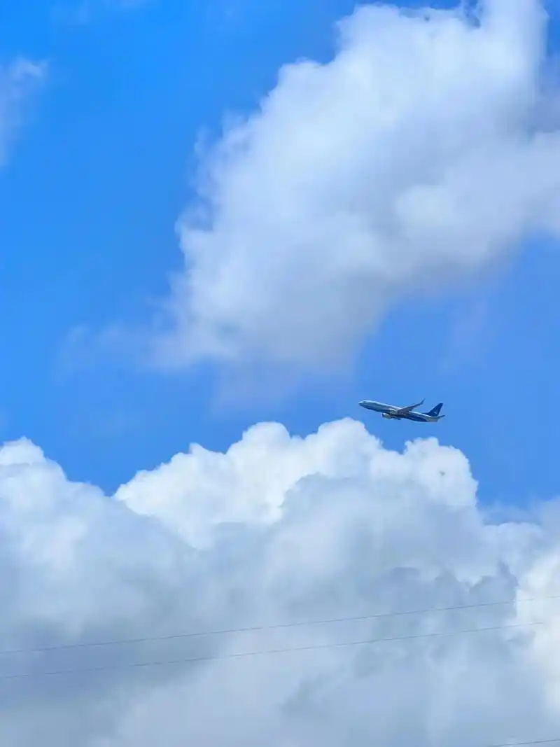 今天的天空特别美 ,油画般的云朵好美 ,这个视角的天空真的太绝了