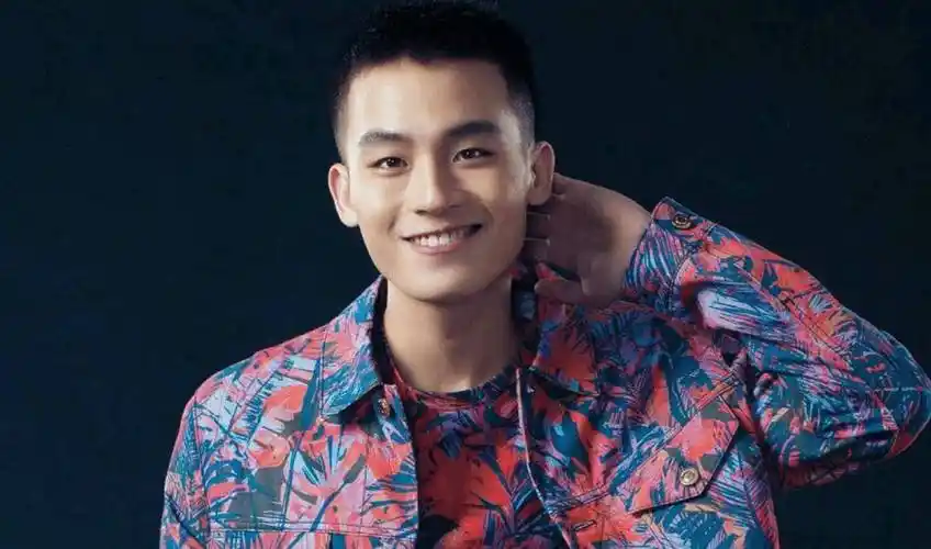 欧豪身上有着独特的少年气,痞帅痞帅的,而且笑起来也蛮阳光_感觉_资源