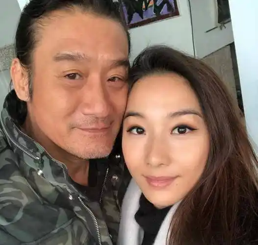 梁家辉在戏里几乎都是主角,在生活中主的角则是太太江嘉年,照片中的