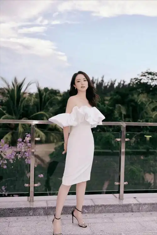 董璇搭配了白色高跟凉鞋,高跟鞋可以起到延展脚背线条的效果,同时也会