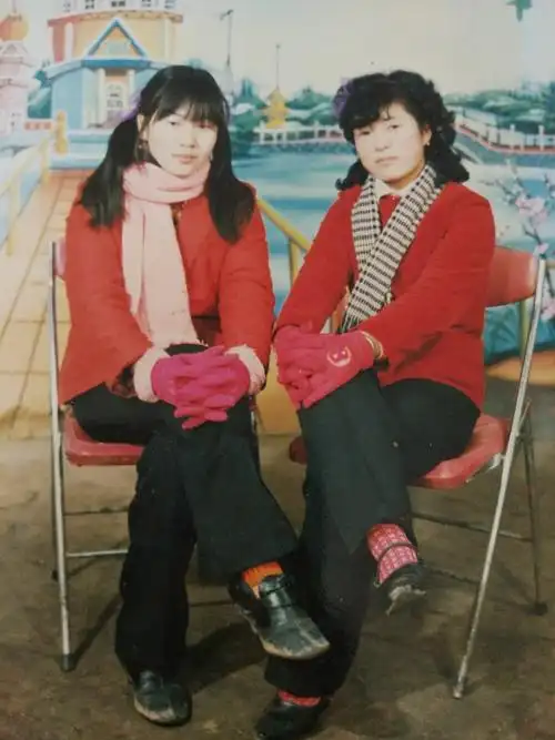 这一张张旧照片,记录着我和闺蜜们在一起那难忘的岁月,那曾经艰难而