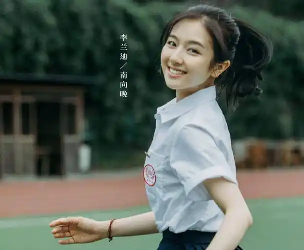 虽然李兰迪比赖冠霖大三岁,可是当她穿上校服的时候非常有校园女神的