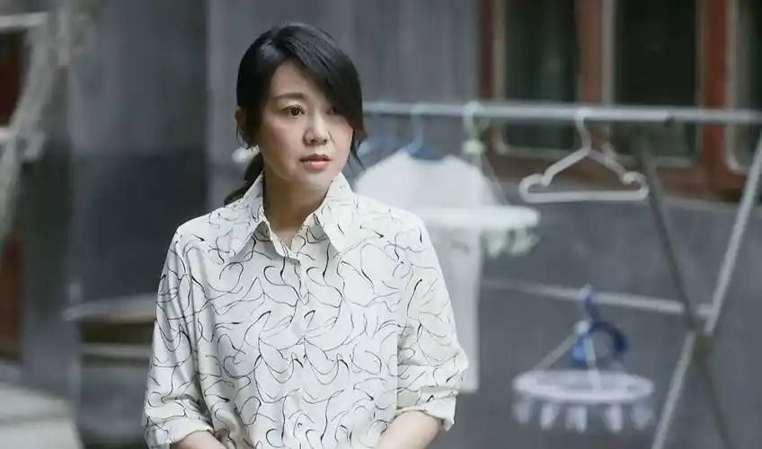 此外,刁顺子在经历了2次婚姻之后与闫妮饰演的蔡素芬因撞车事件结缘