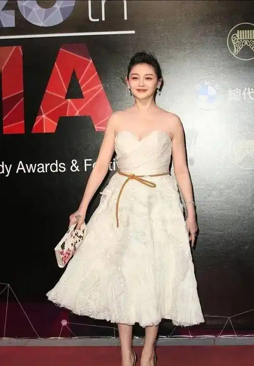 高跟鞋拉高了小s的身高,让她更有气场.